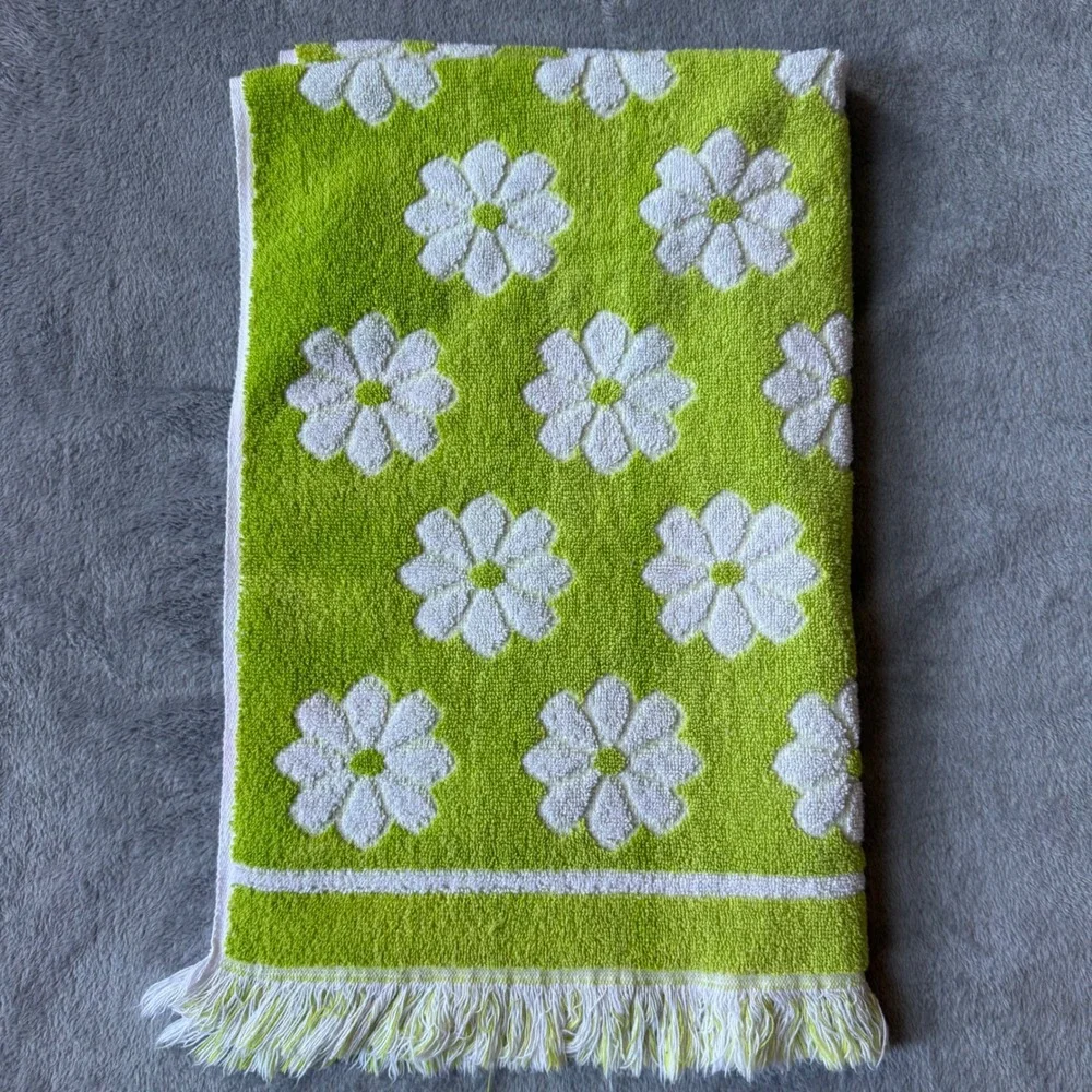 Vtg Martex Lime Green White Daisy Reversible Floral Towel Fringed Cotton USA